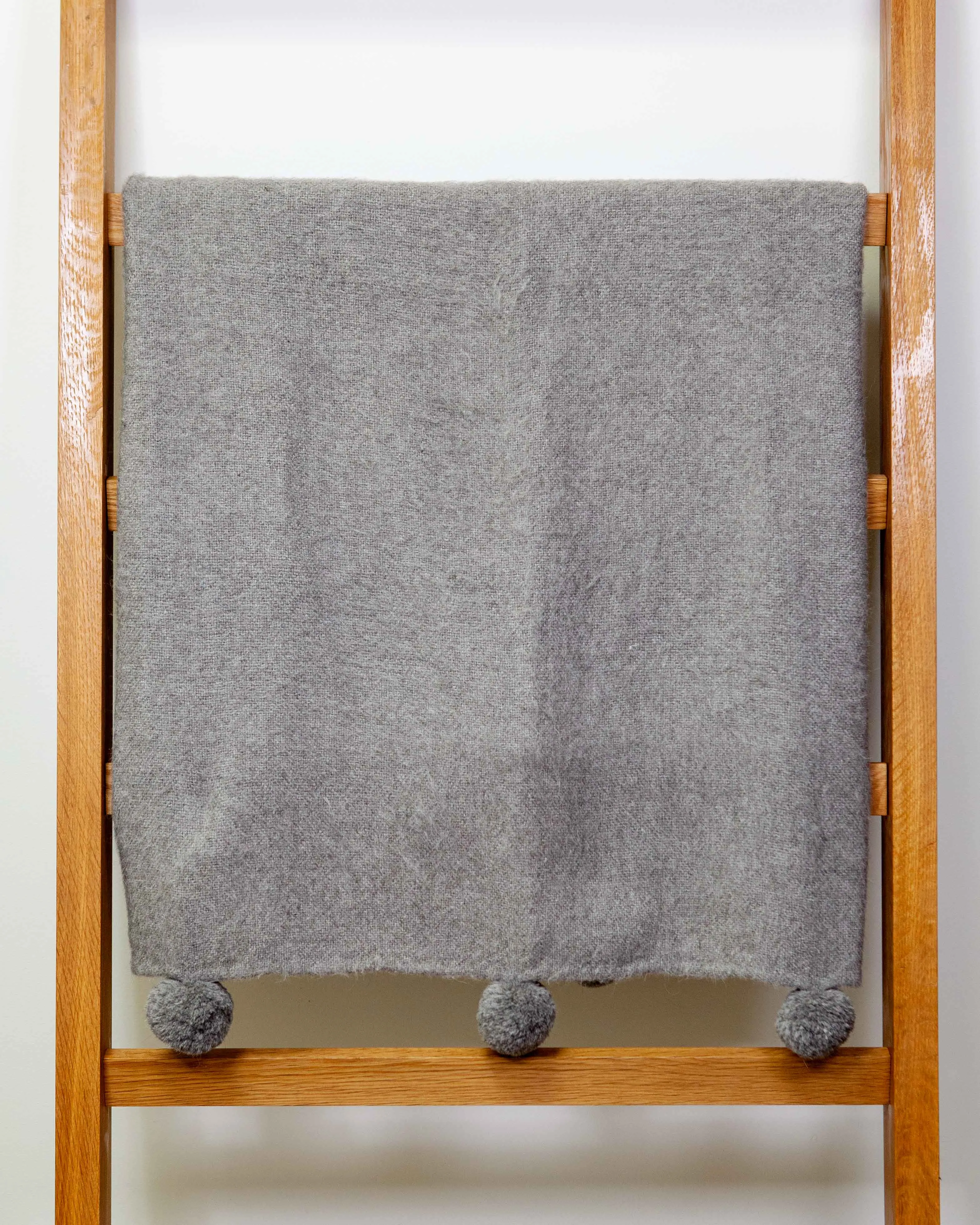 Awanay Otoño Llama Throw with PomPoms - Gray