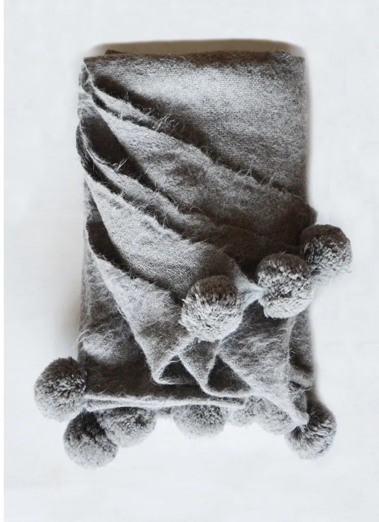 Awanay Otoño Llama Throw with PomPoms - Gray